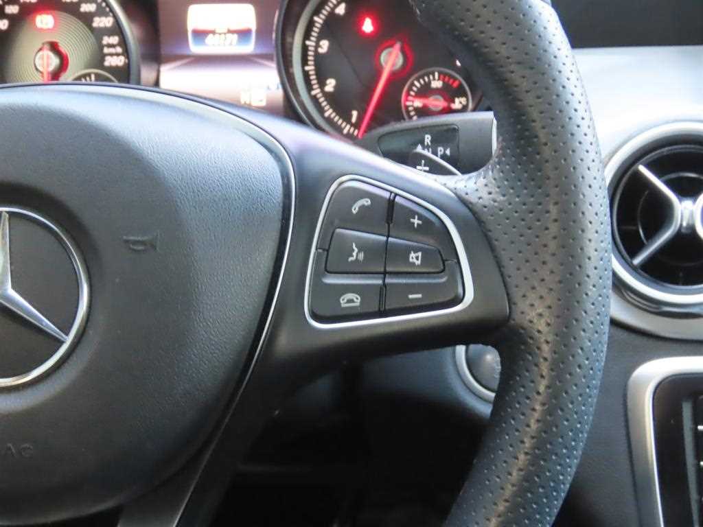 Mercedes-Benz GLA-Class — photo 11