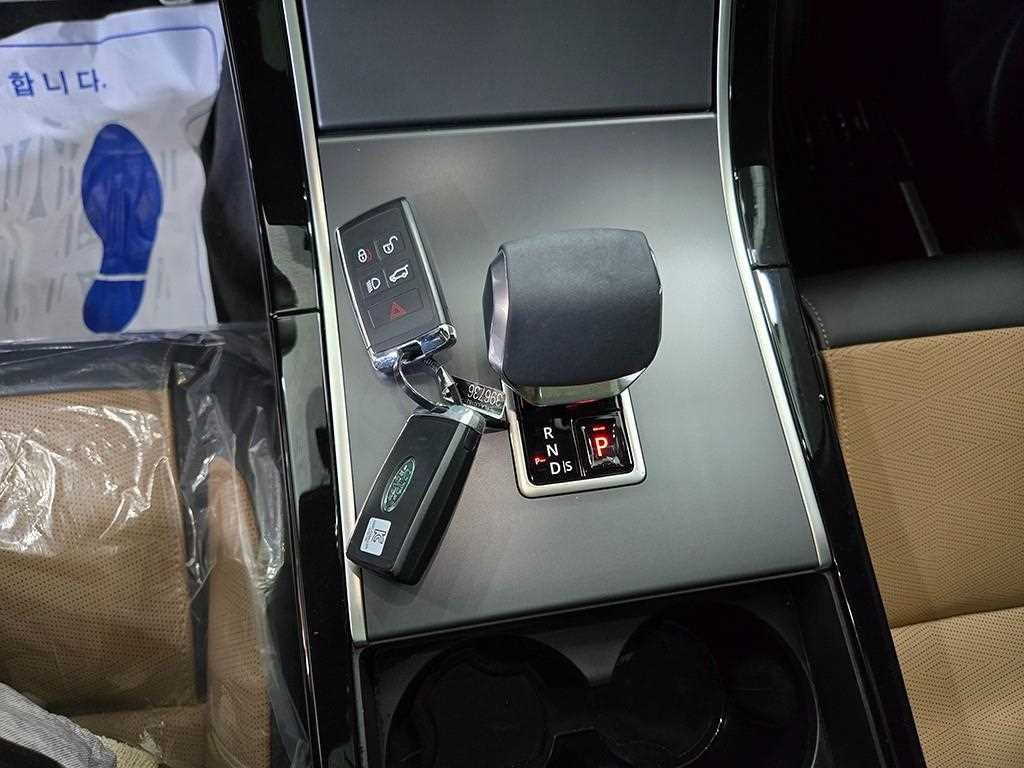 Land Rover Range Rover Velar — photo 12