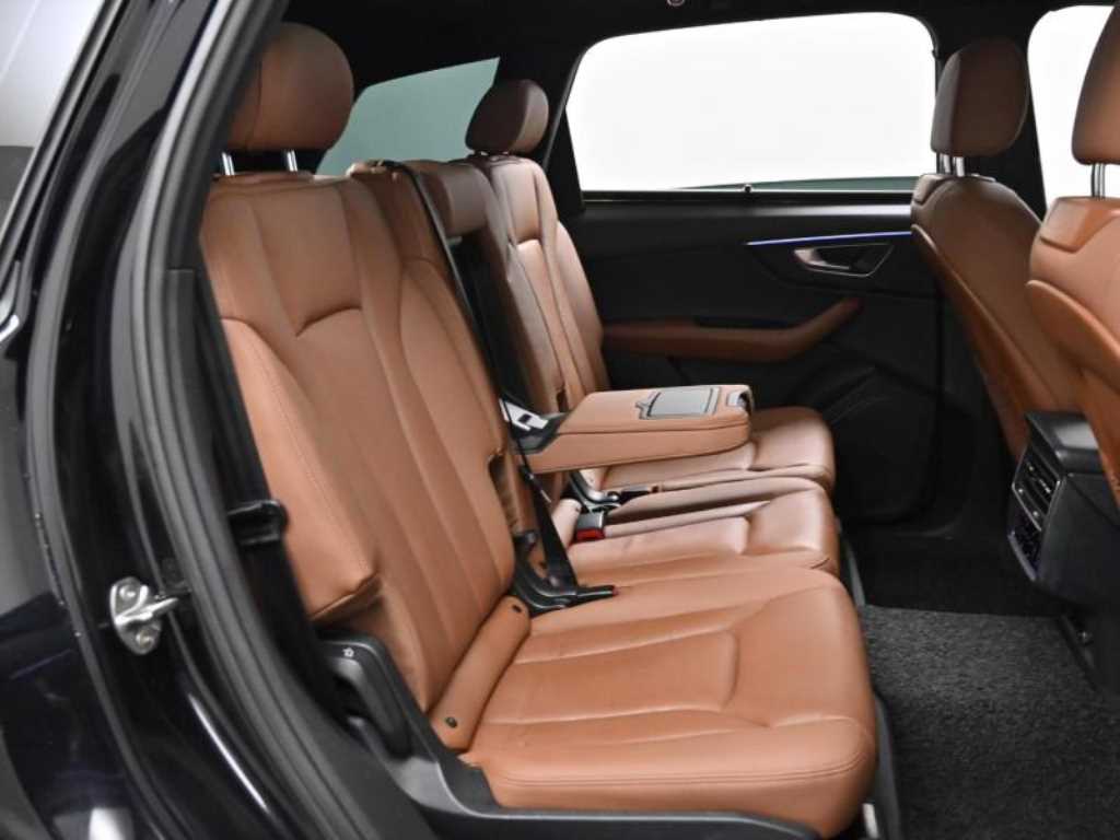 Audi Q7 — photo 13