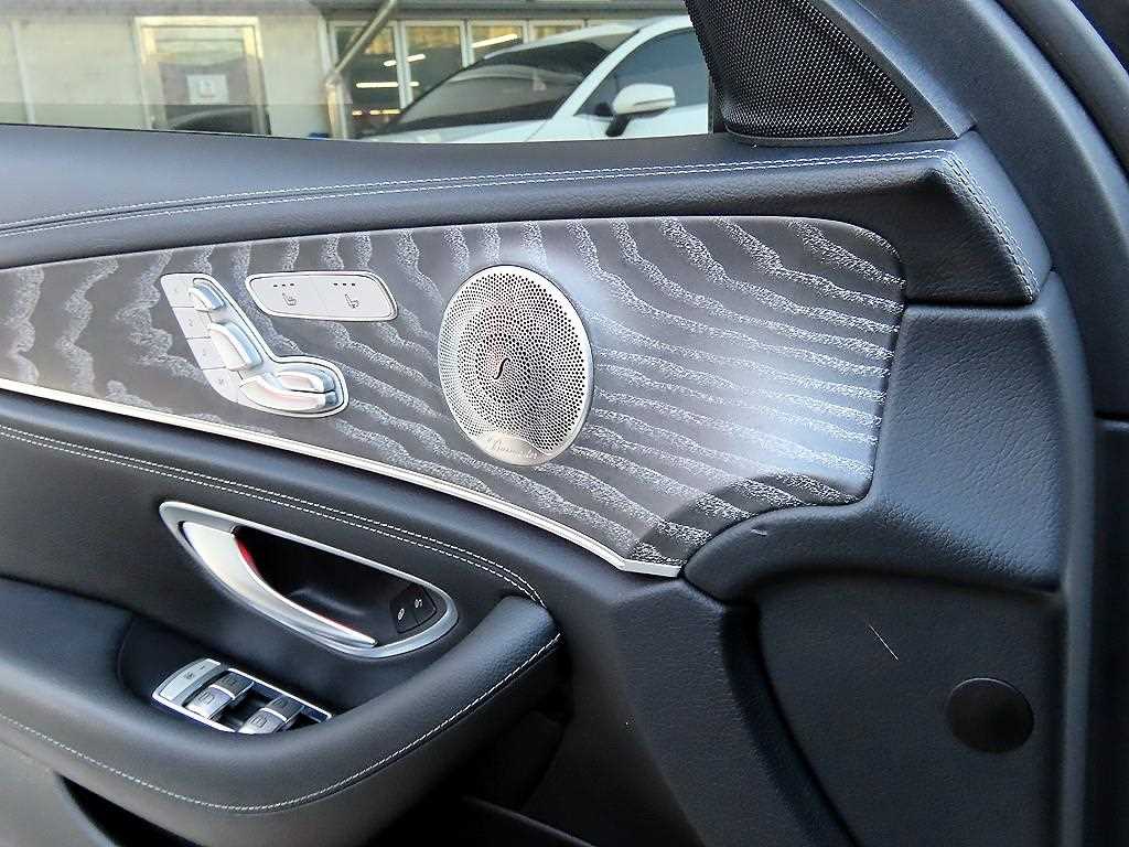 Mercedes-Benz E-Class — photo 12