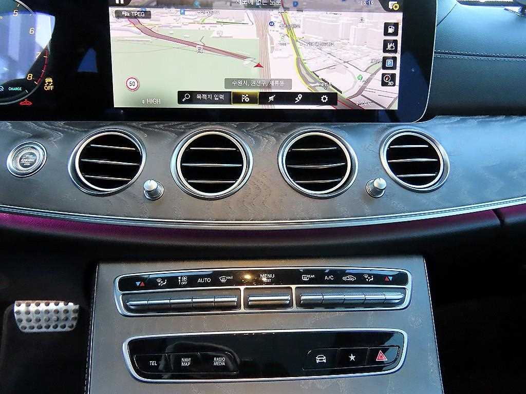 Mercedes-Benz E-Class — photo 14