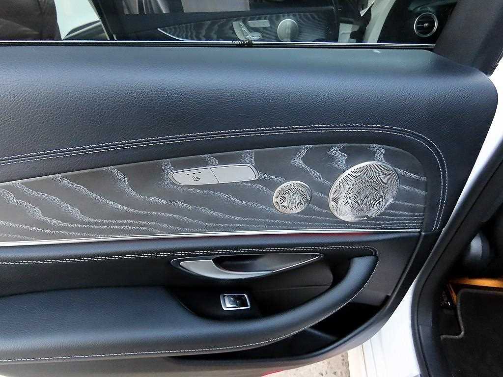 Mercedes-Benz E-Class — photo 15
