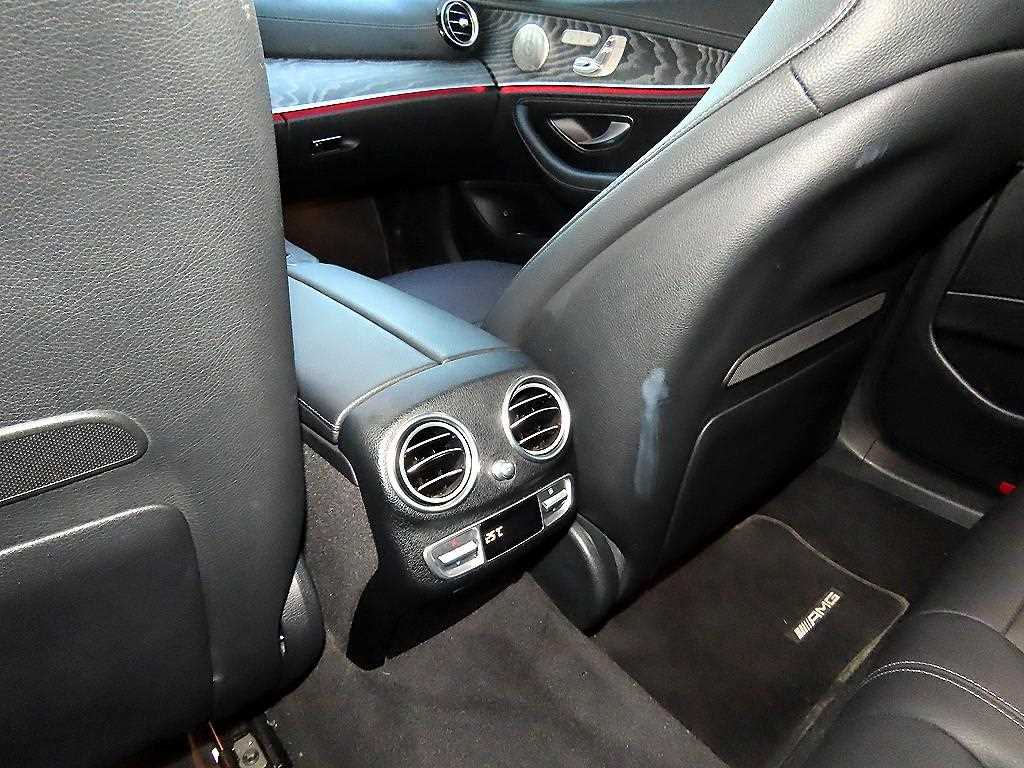 Mercedes-Benz E-Class — photo 16