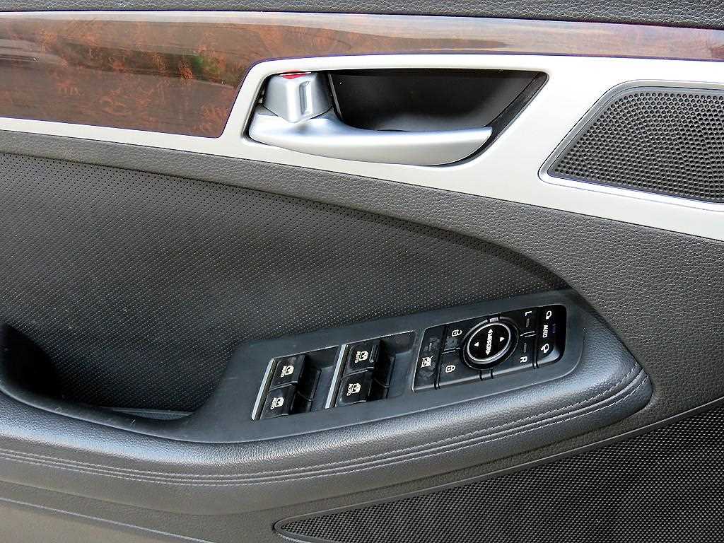 Hyundai Genesis — photo 12