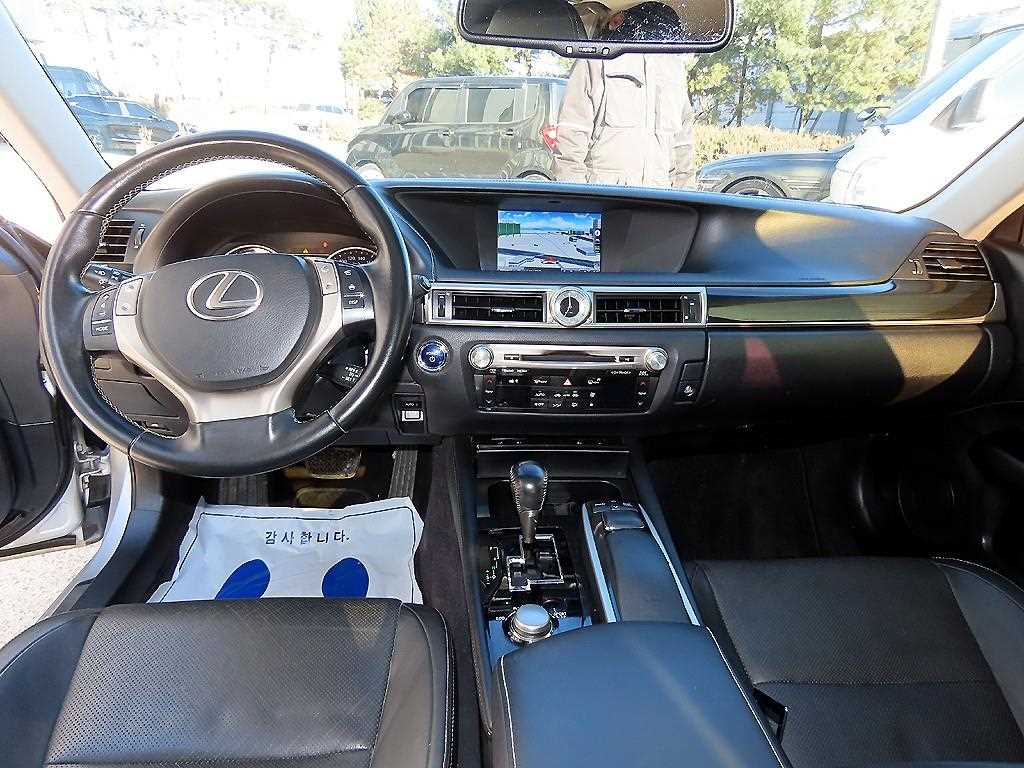Lexus GS — photo 07