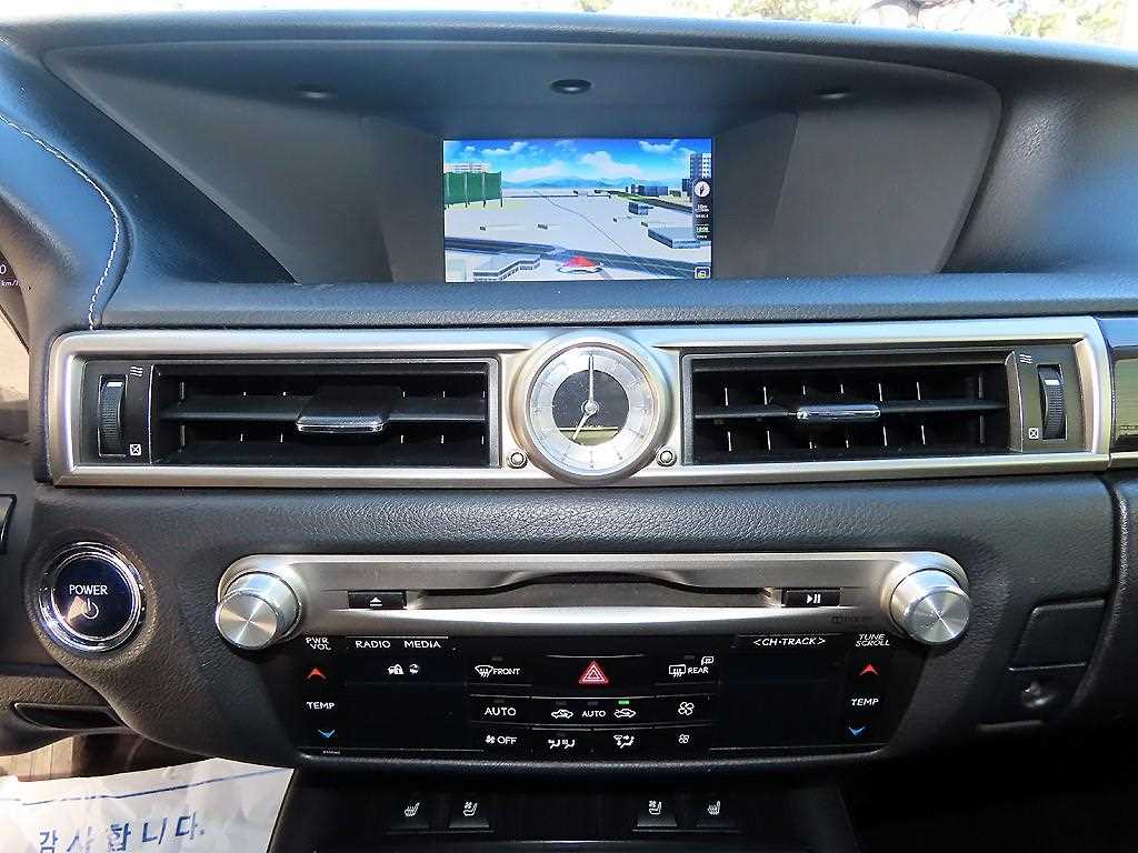 Lexus GS — photo 14