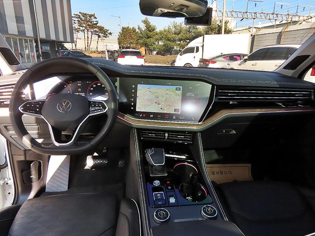 Volkswagen Touareg — photo 07