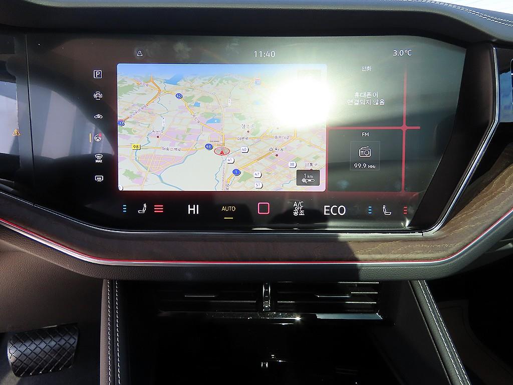 Volkswagen Touareg — photo 11
