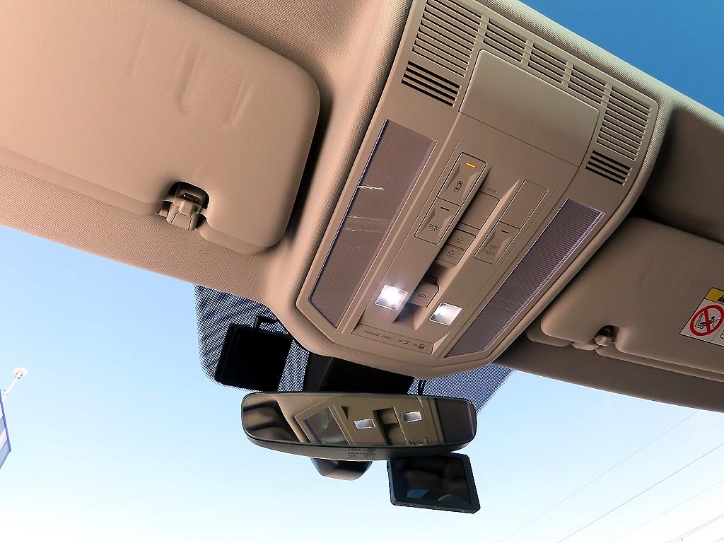 Volkswagen Touareg — photo 14