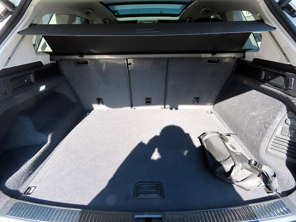 Volkswagen Touareg — photo 17