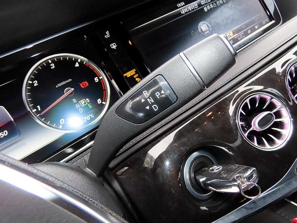 Mercedes-Benz S-Class — photo 11
