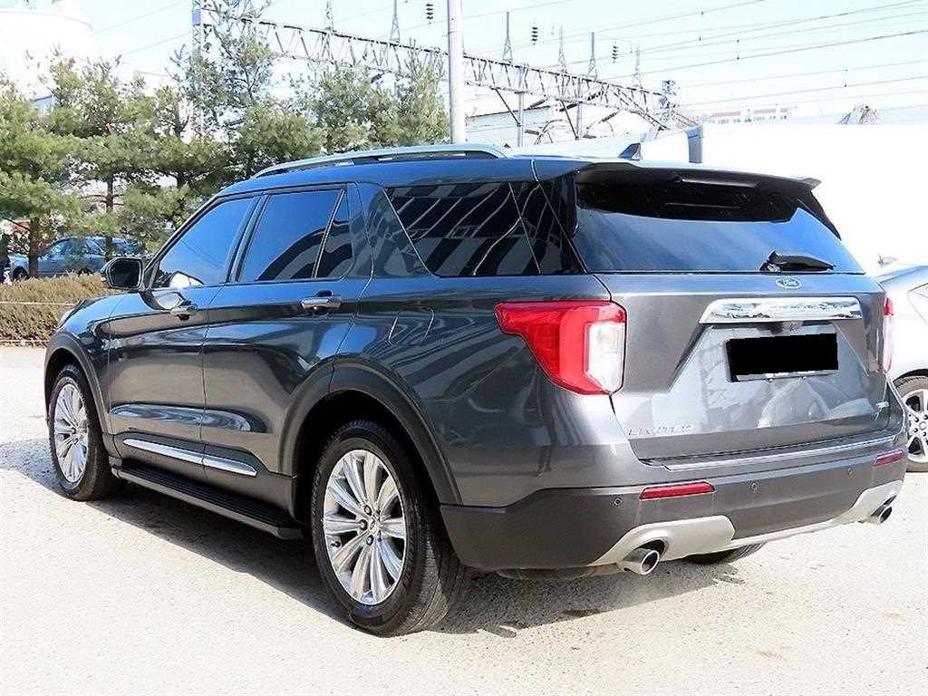 Ford Explorer — photo 03