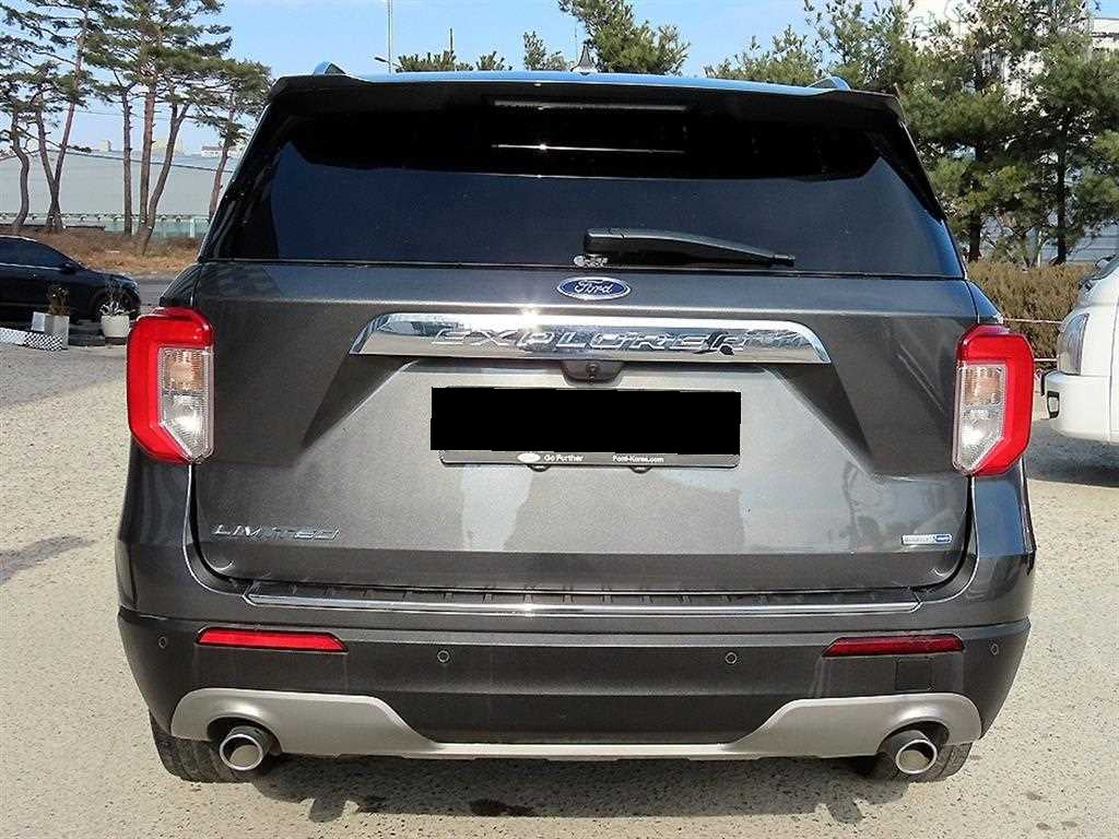 Ford Explorer — photo 04
