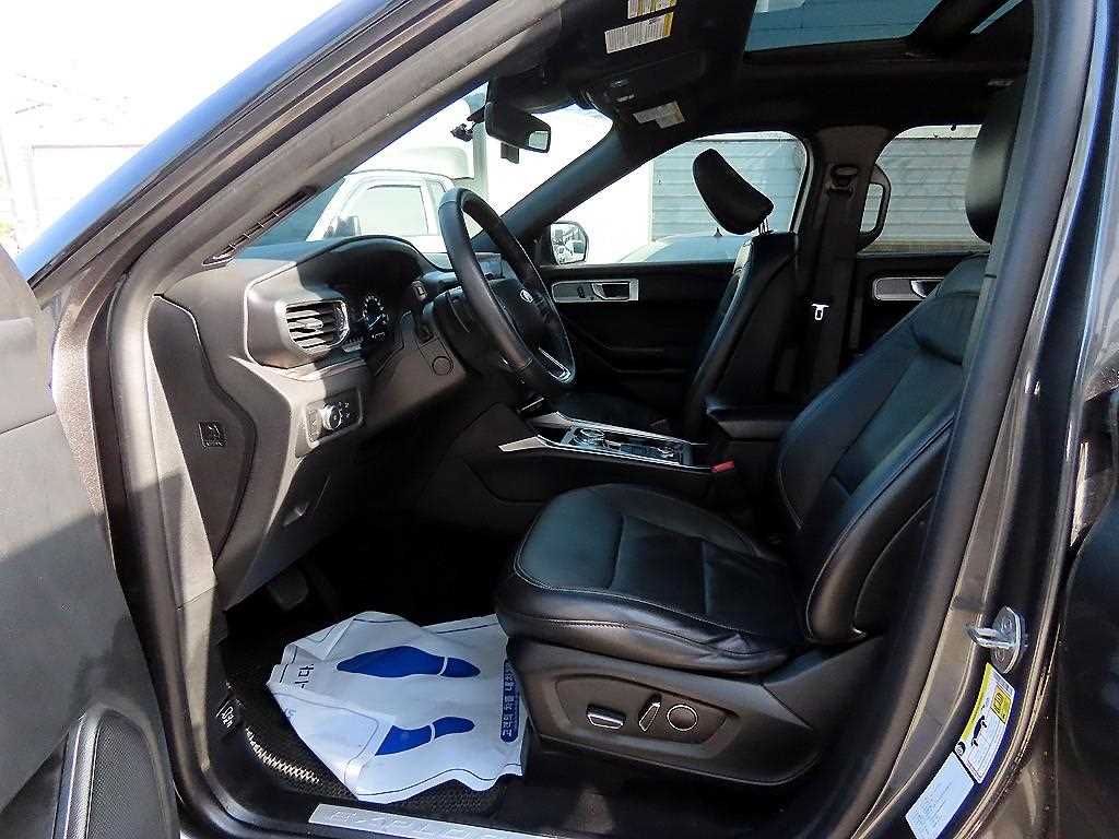 Ford Explorer — photo 05