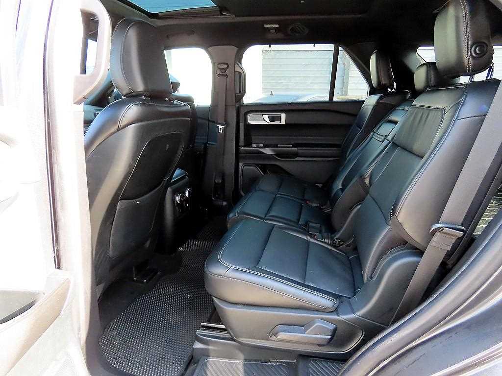 Ford Explorer — photo 06