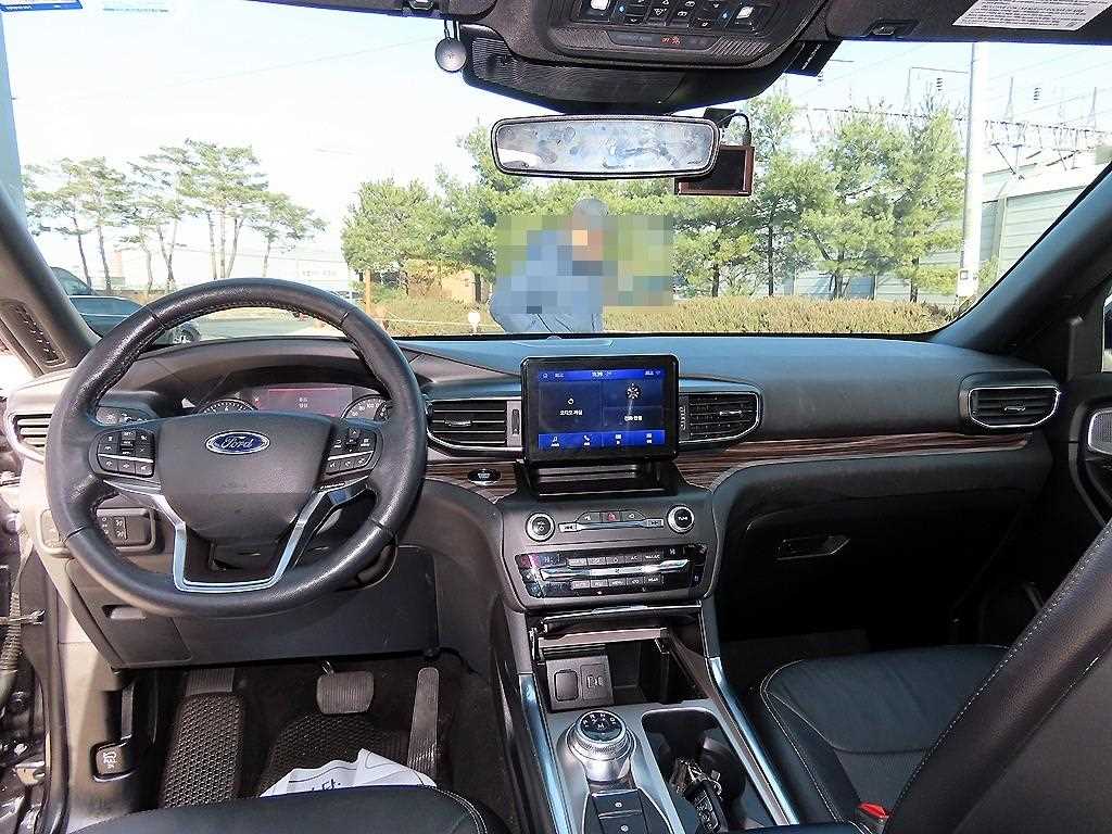 Ford Explorer — photo 07