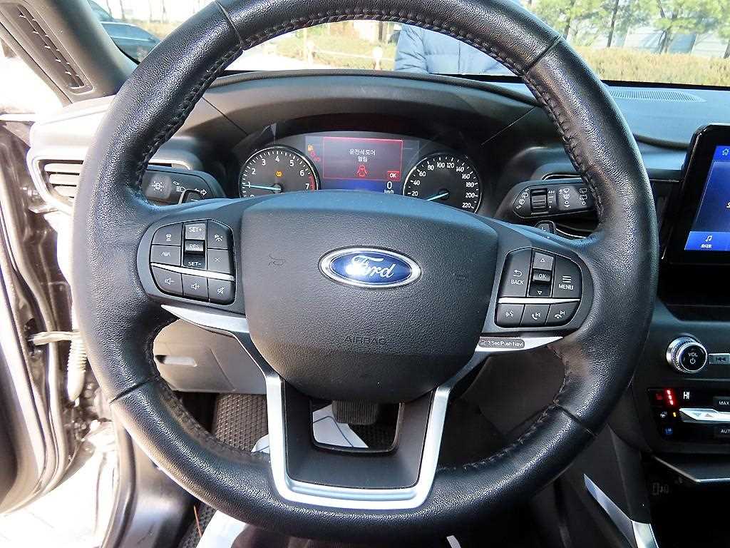 Ford Explorer — photo 08