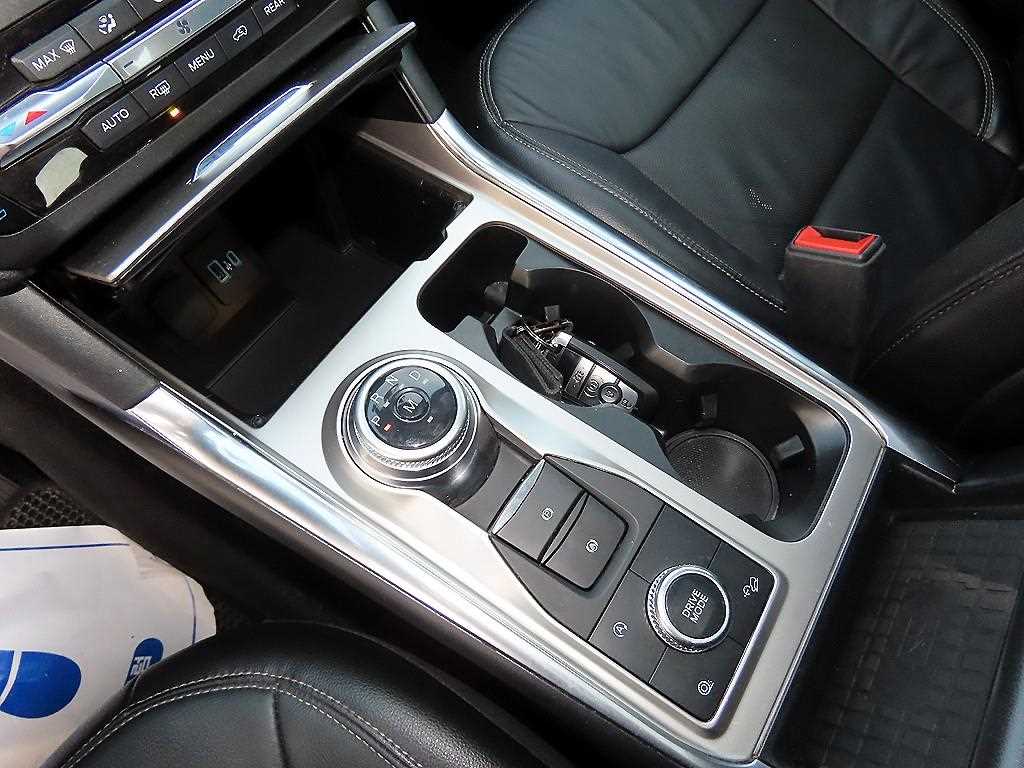 Ford Explorer — photo 10