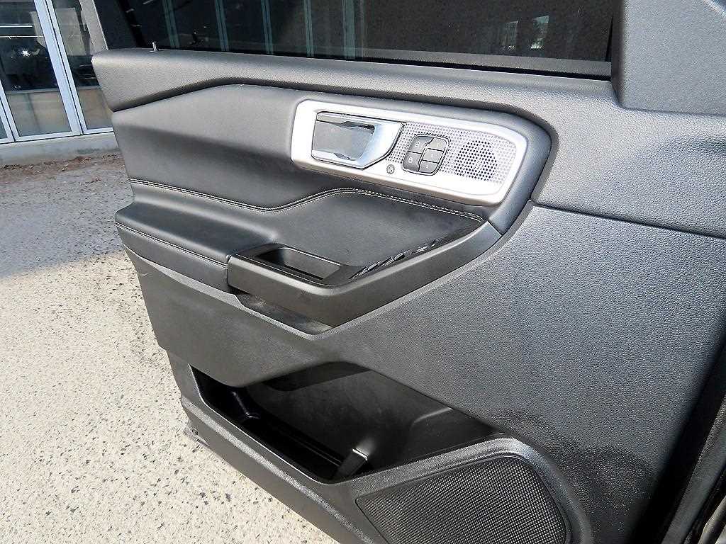 Ford Explorer — photo 11