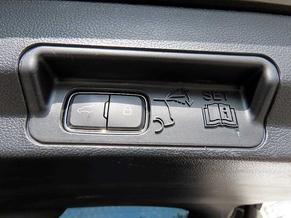 Ford Explorer — photo 16
