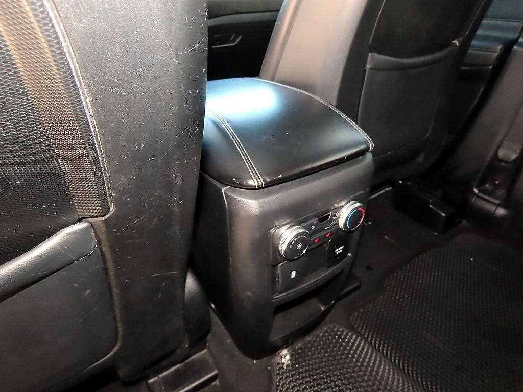 Ford Explorer — photo 17
