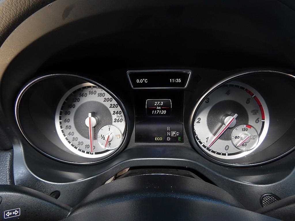 Mercedes-Benz GLA-Class — photo 08