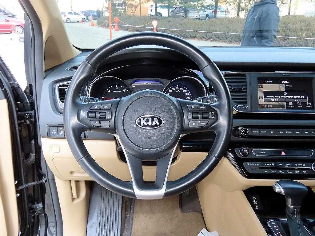Kia Carnival — photo 08