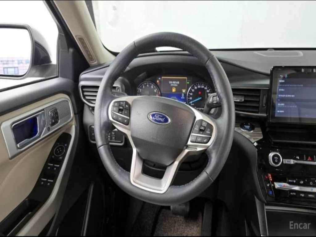 Ford Explorer — photo 08