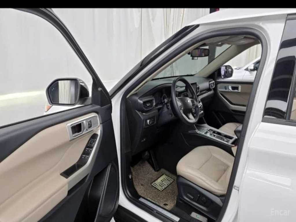 Ford Explorer — photo 09