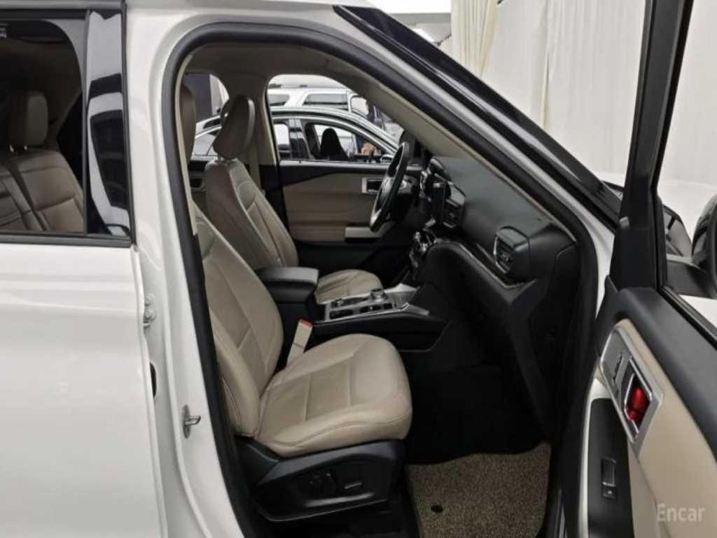 Ford Explorer — photo 10