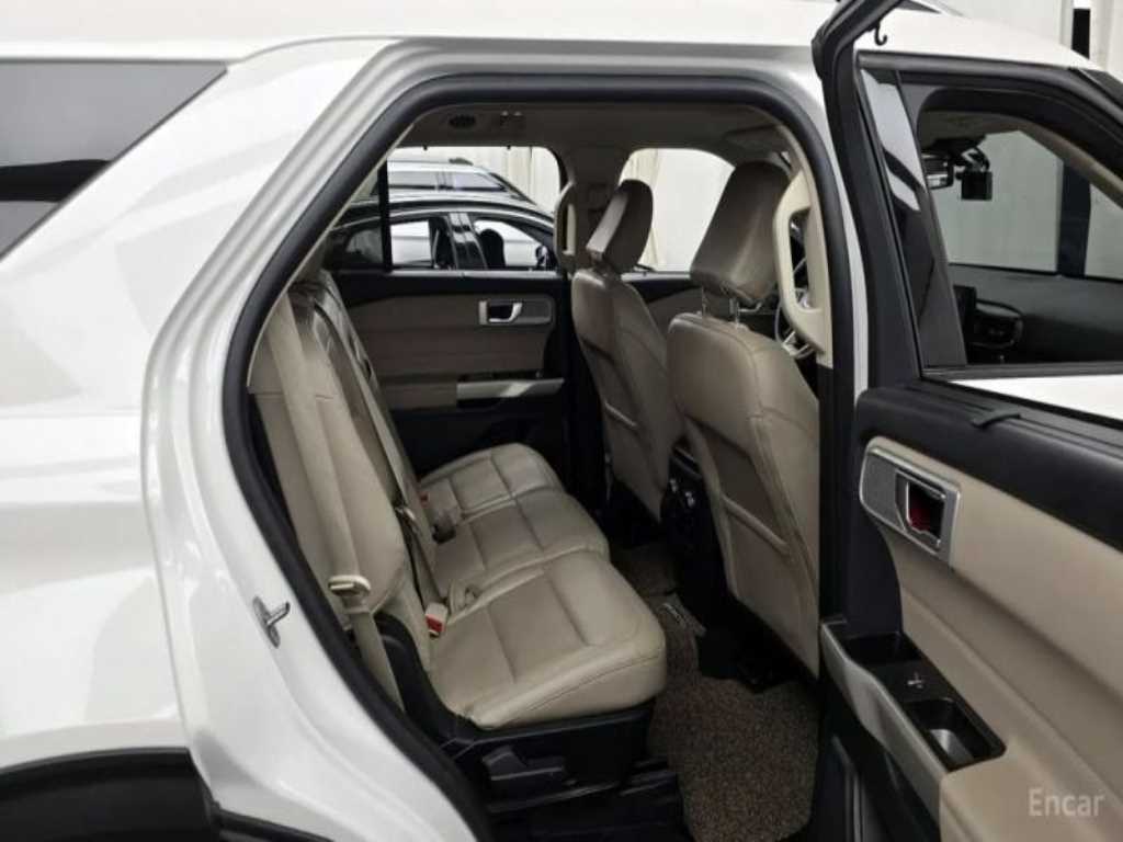 Ford Explorer — photo 11