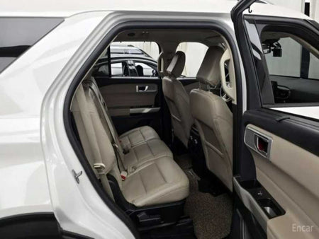 Ford Explorer — photo 11
