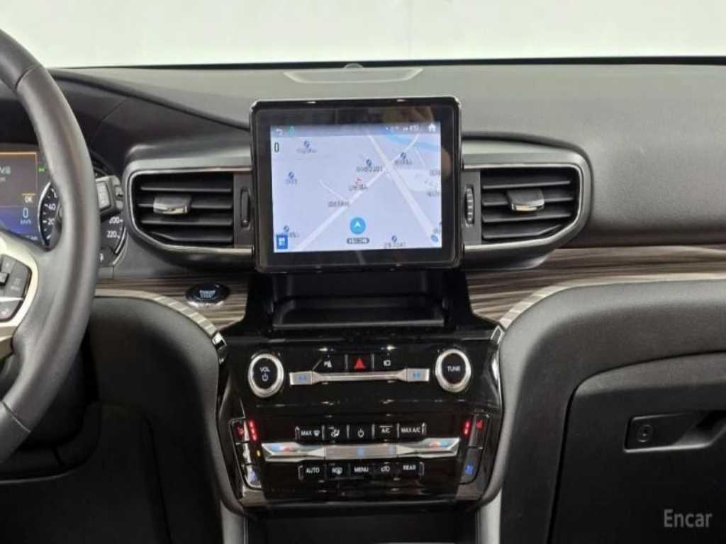 Ford Explorer — photo 12
