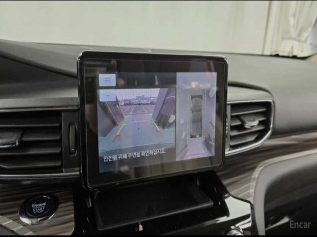 Ford Explorer — photo 13