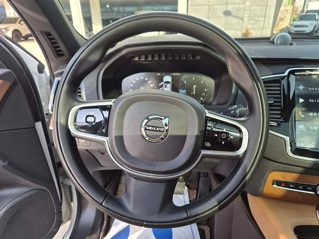 Volvo XC90 — photo 09