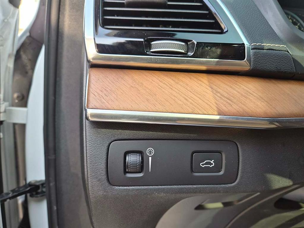 Volvo XC90 — photo 12
