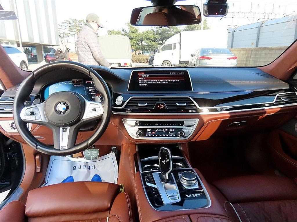 BMW 7-Series — photo 07