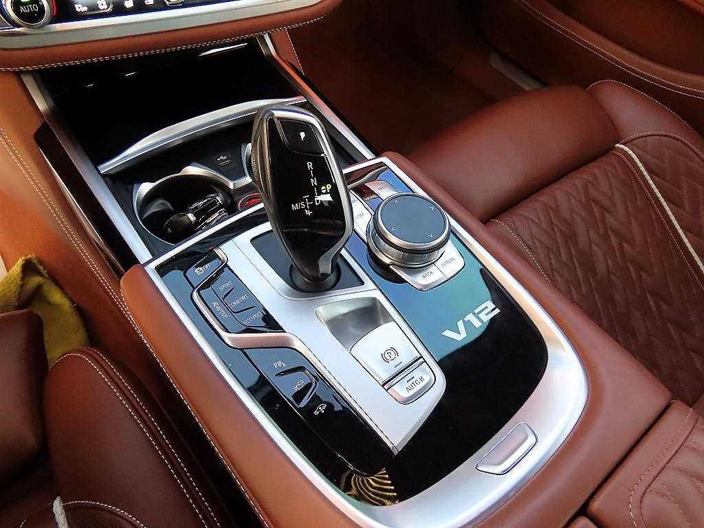 BMW 7-Series — photo 11