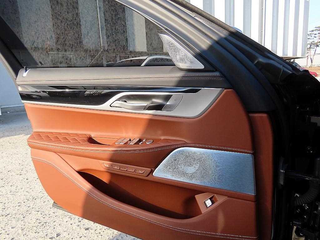 BMW 7-Series — photo 12