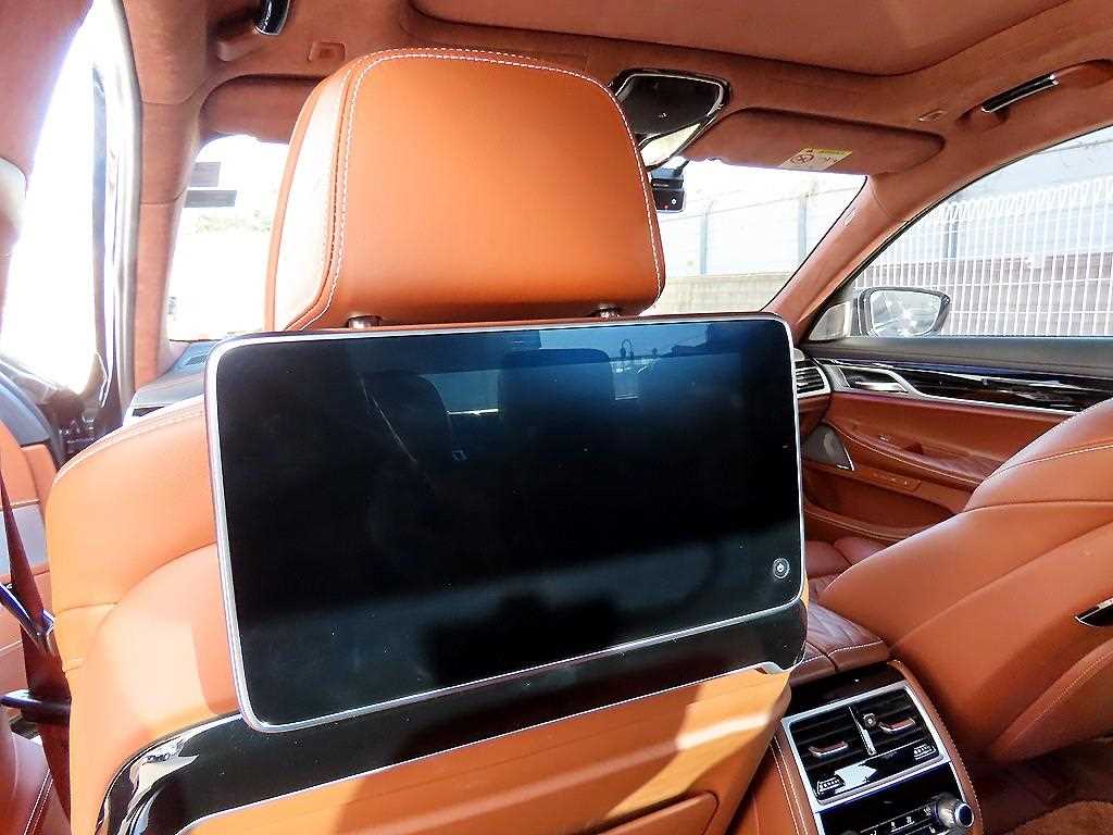 BMW 7-Series — photo 15