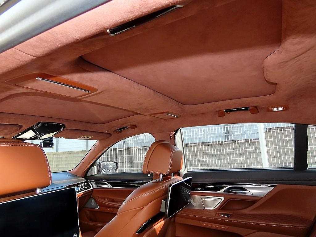 BMW 7-Series — photo 16