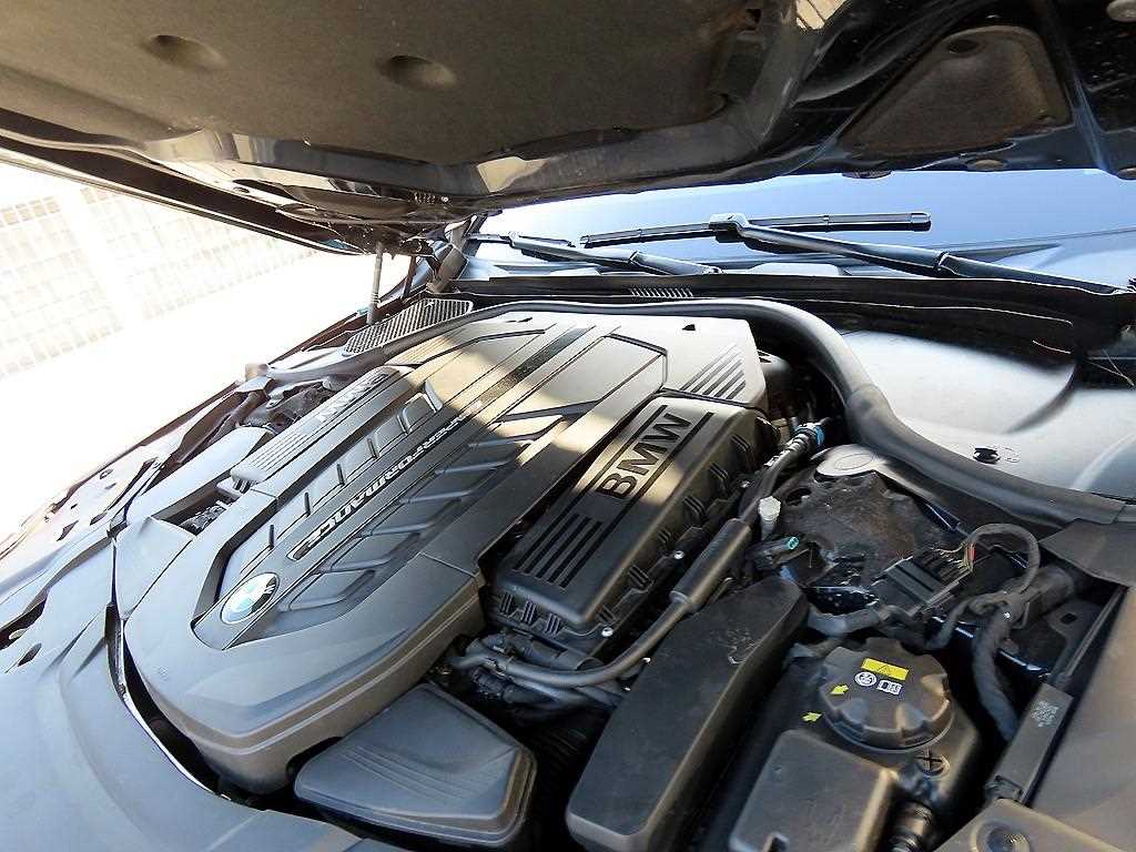 BMW 7-Series — photo 19