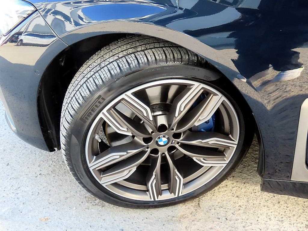 BMW 7-Series — photo 20