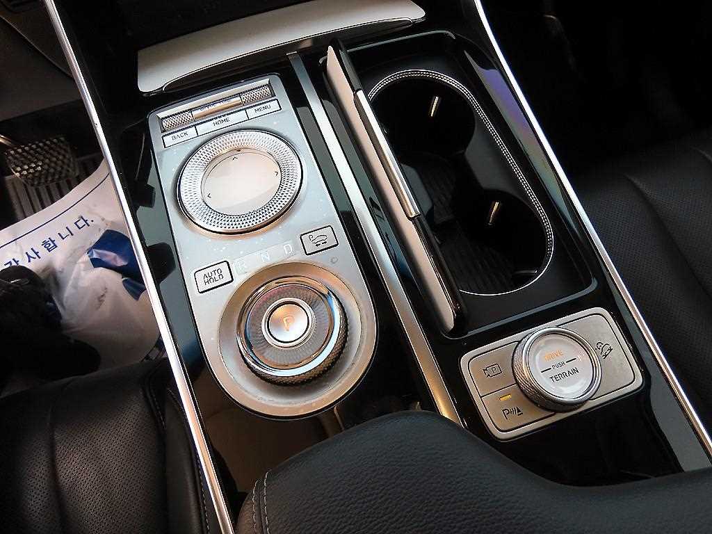 Genesis GV80 — photo 11