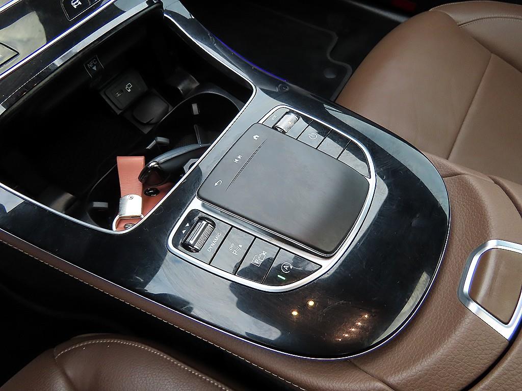 Mercedes-Benz E-Class — photo 11