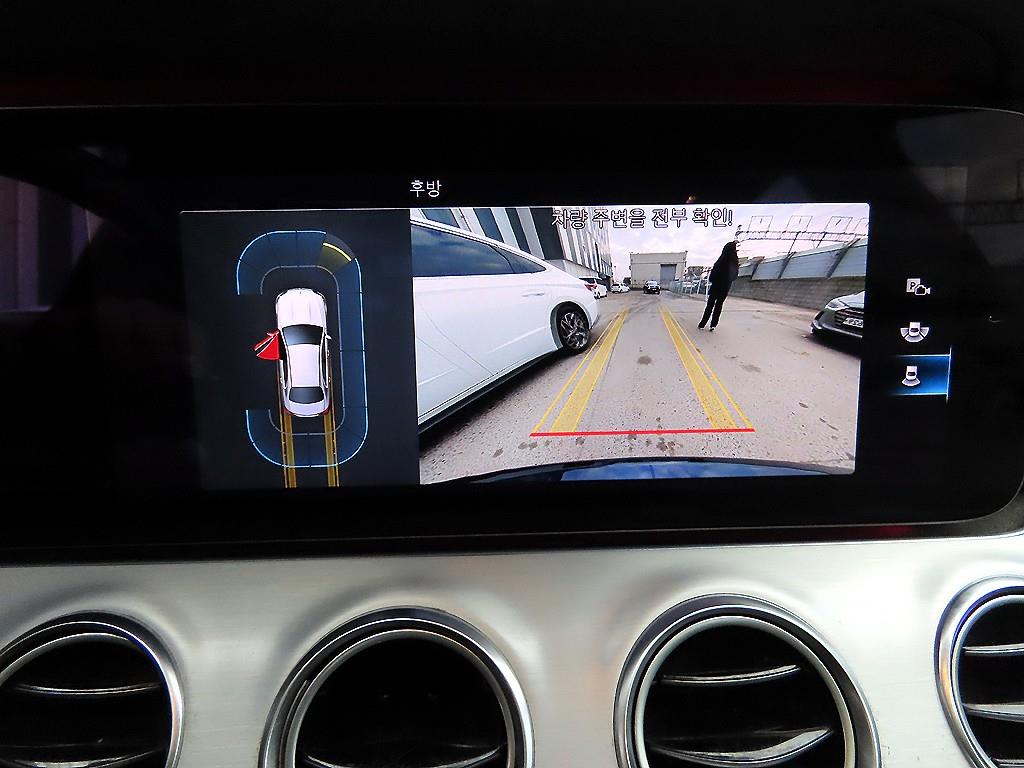 Mercedes-Benz E-Class — photo 14
