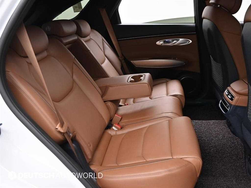 Genesis GV70 — photo 12