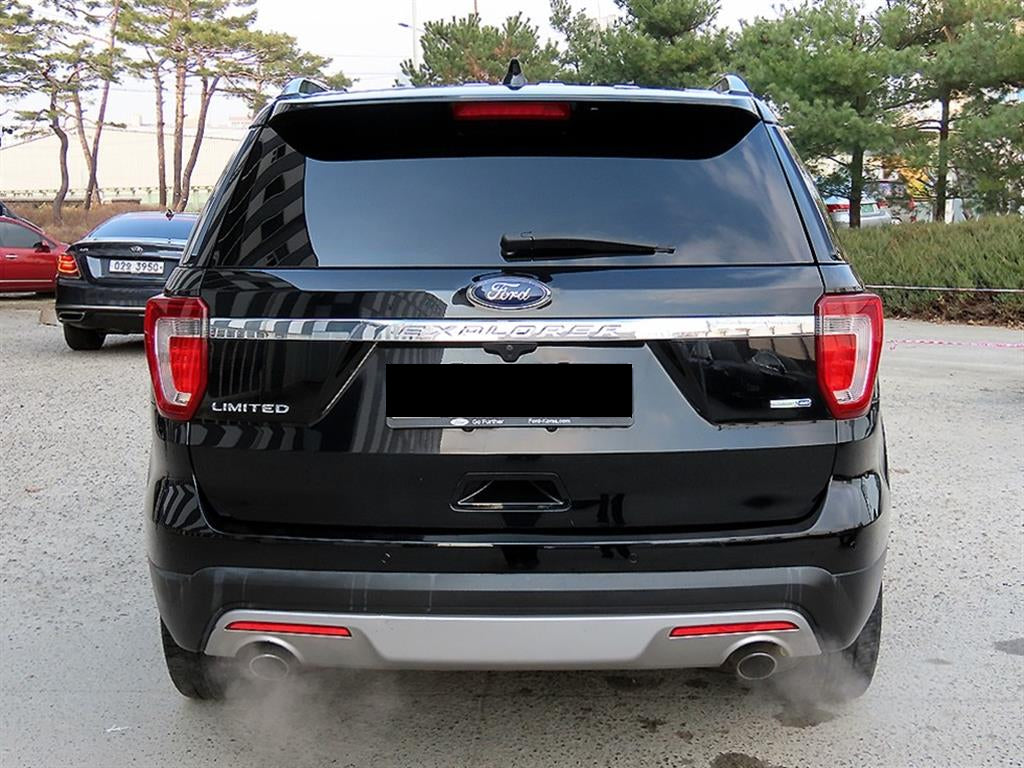 Ford Explorer — photo 04