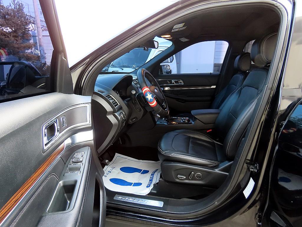 Ford Explorer — photo 05