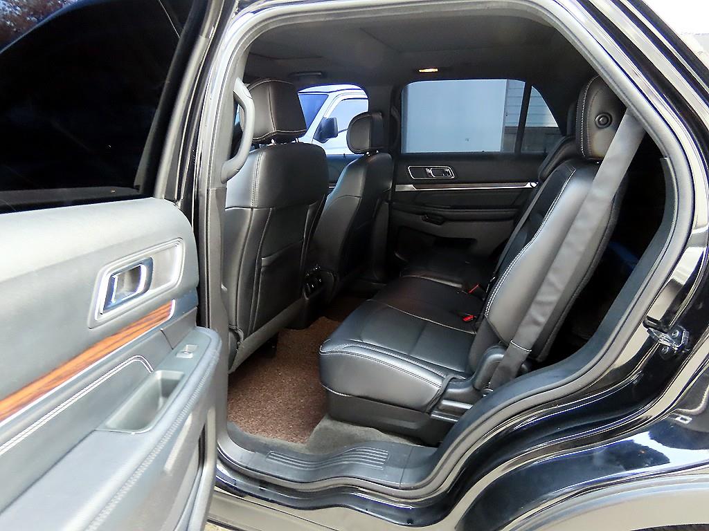 Ford Explorer — photo 06